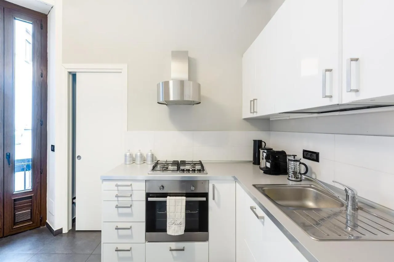 Spacious And Brilliant Apartment In Duomo By Easylife Milano Italien