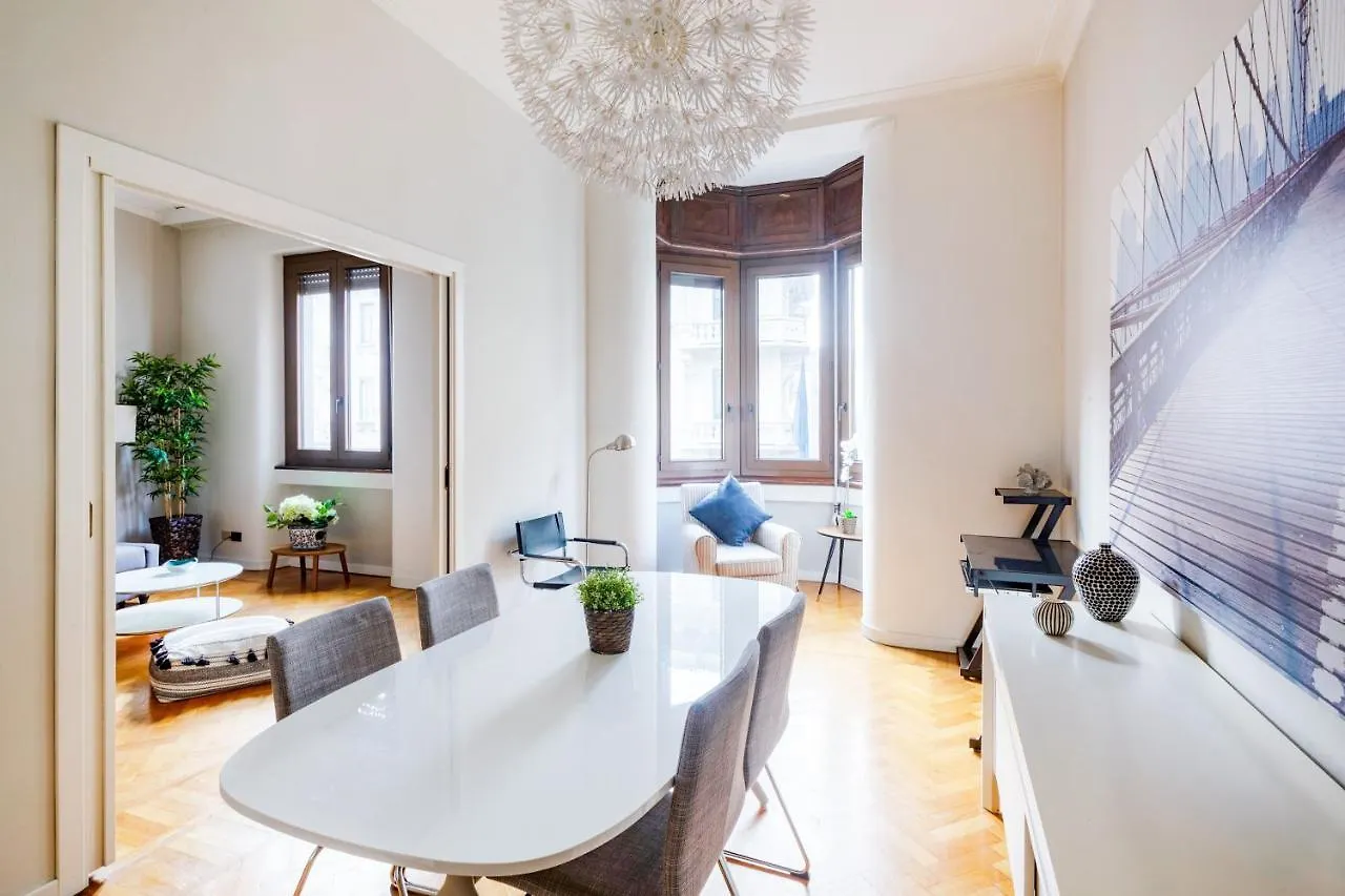 Spacious And Brilliant Apartment In Duomo By Easylife Milano