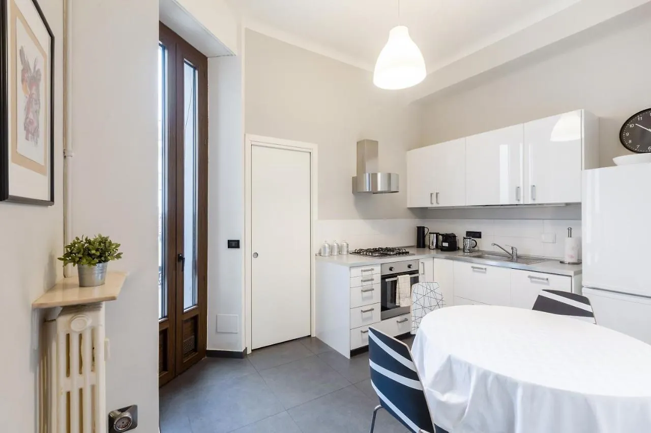 Spacious And Brilliant Apartment In Duomo By Easylife Milano Italien