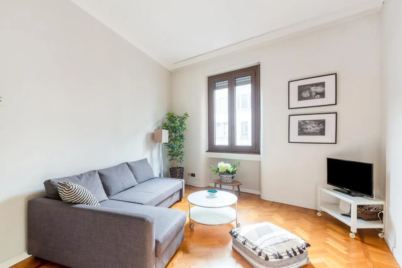 Spacious And Brilliant Apartment In Duomo By Easylife Milano Italien
